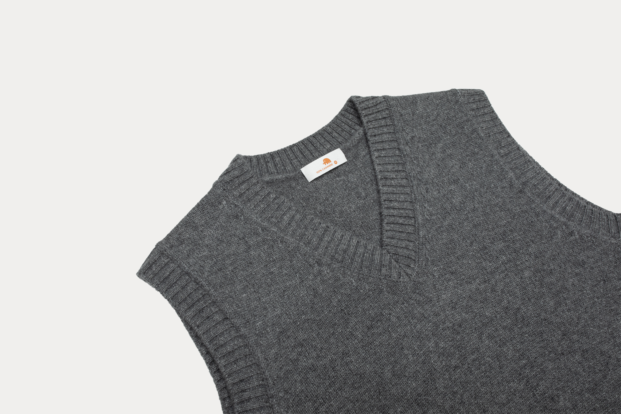 小金象 山羊绒100%实用又好搭配的V领保暖背心女7针3根纱加密厚款