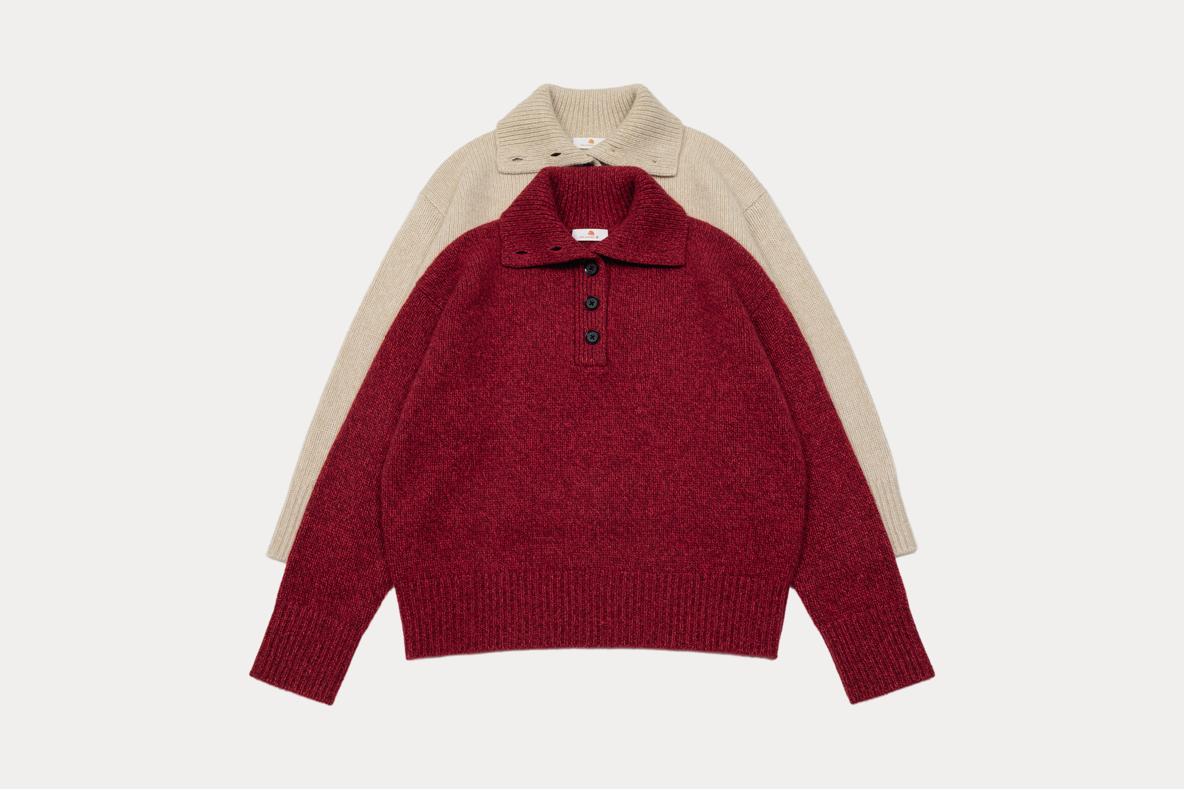 女3针6股半开高领落肩袖套头衫（第三颗扣logo，交叉钉线，线色同扣）