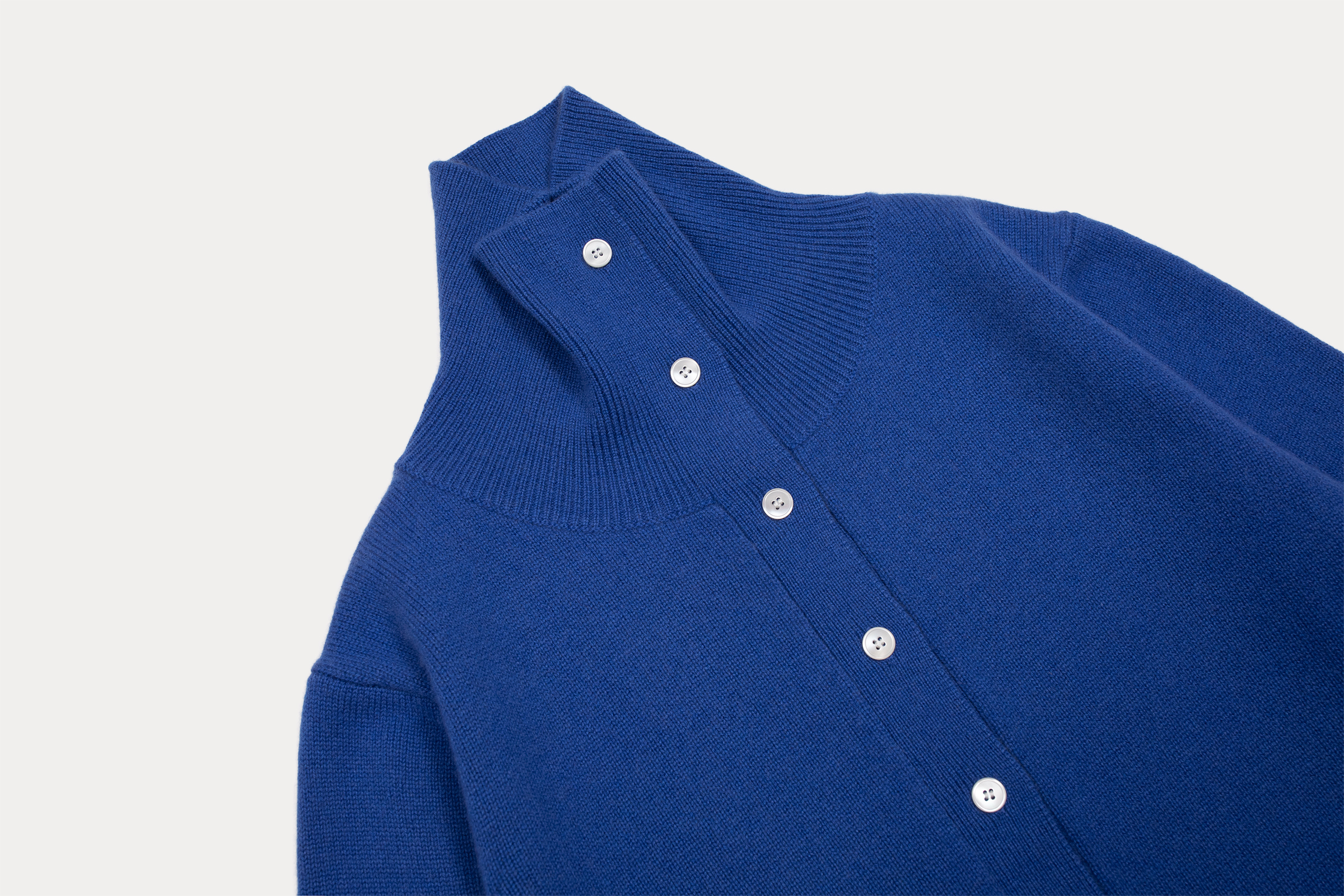 小金象 山羊绒100% 女9针加密中厚短款宽松纽扣高领翻领长袖开衫