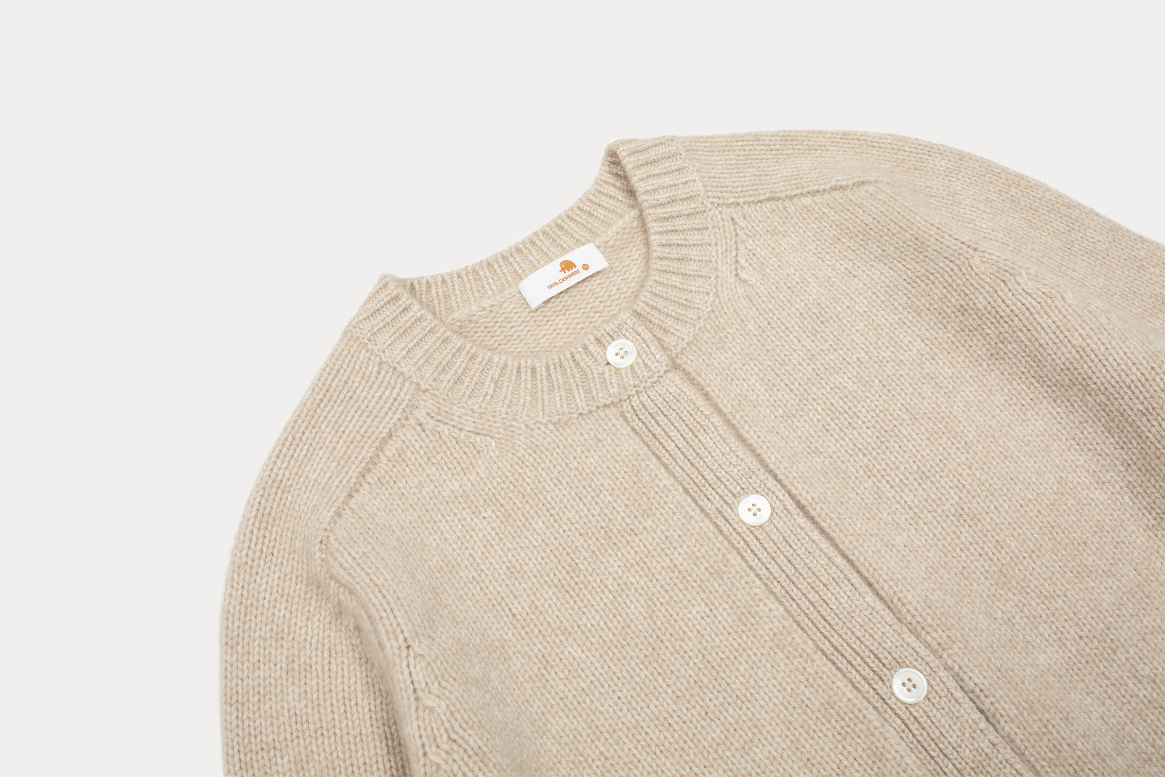 小金象 山羊绒100% 女3针6/26支加厚圆领马鞍肩短款长袖纽扣开衫